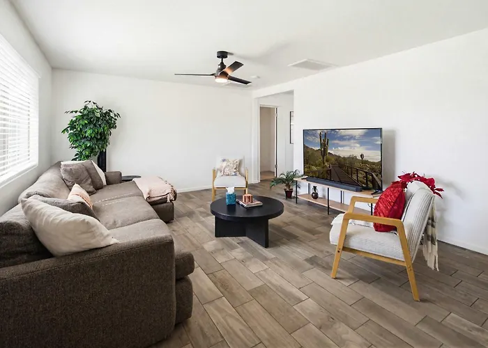 Modern Comphy In With Pool Holiday home *