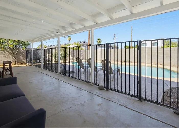 Modern Comphy In With Pool Holiday home