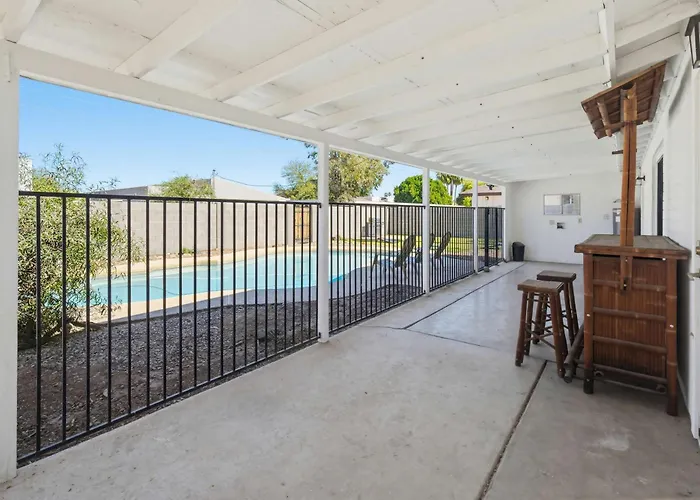 Holiday home Modern Comphy In With Pool